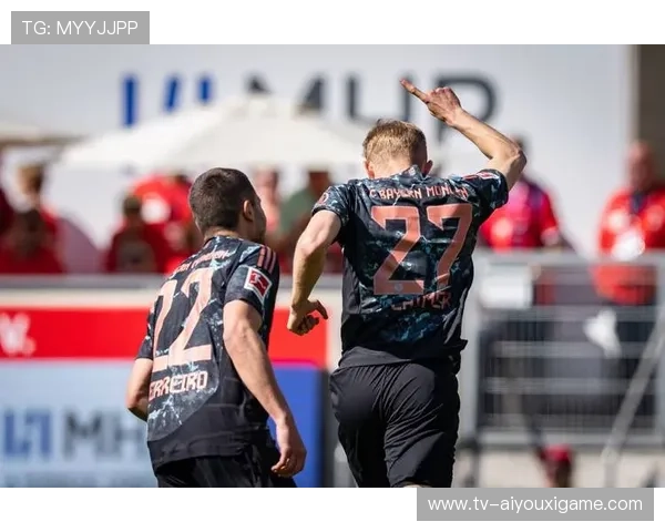 拜仁控球占优，短传渗透打穿防区，拜仁的打法